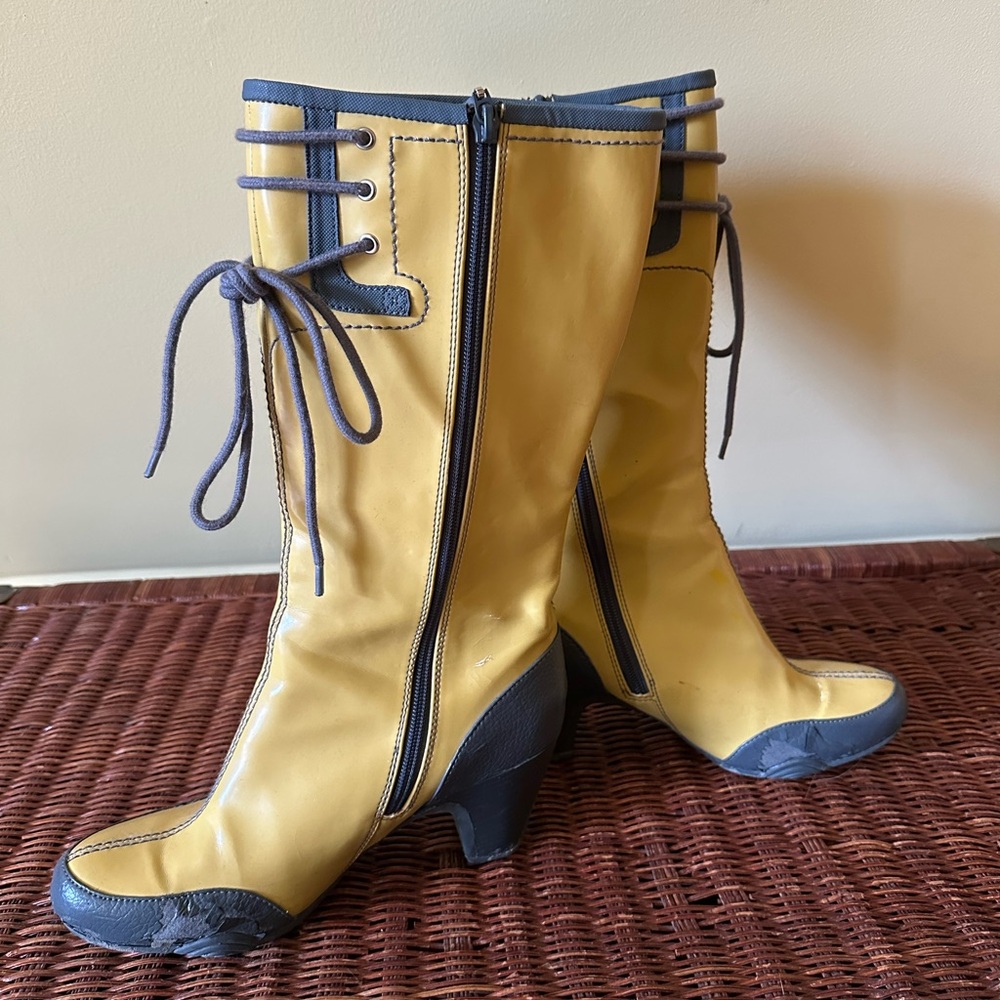 Dr. Sholl’s Yellow and Grey tie and zip up heeled rainboot - Picture 2 of 3